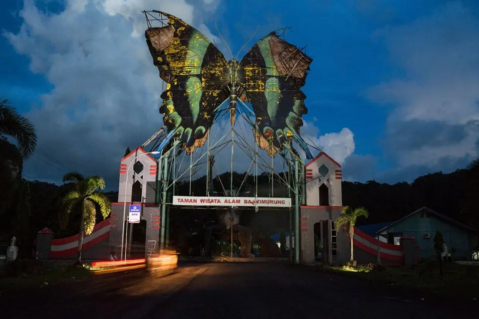 Cổng vào khu du lịch sinh thái Bantimurung với biểu tượng bướm Papilio Blumei.