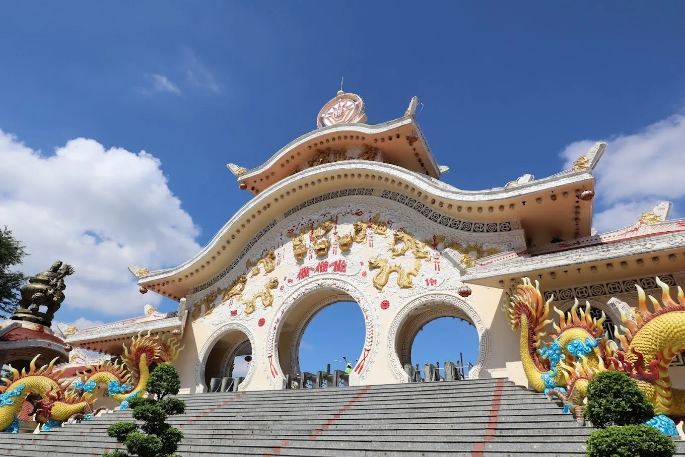Cổng vào Khu du lịch Suối Tiên với kiến trúc hình rồng độc đáo. Ảnh: Nguyễn Đức Nguyên.