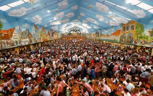 Cổng vào lễ hội Oktoberfest với dòng chữ "Willkommen" (Chào mừng) được trang trí rực rỡ. Ảnh: baonhieu.net