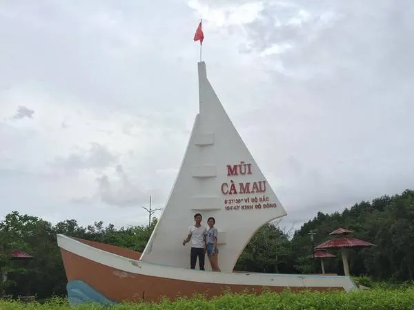 Cột mốc tọa độ quốc gia GPS 0001 tại Đất Mũi Cà Mau.