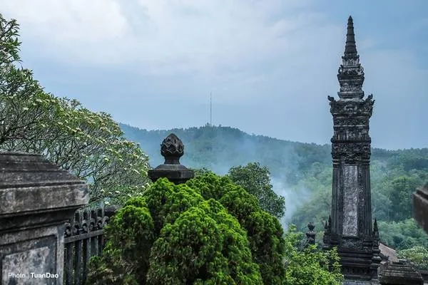 Cột trụ biểu được chạm trổ tinh xảo