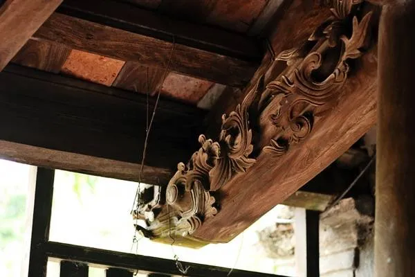 Cột và kèo của ngôi nhà Bá Kiến được làm bằng gỗ lim và chạm khắc hình rồng phượng tinh xảo.