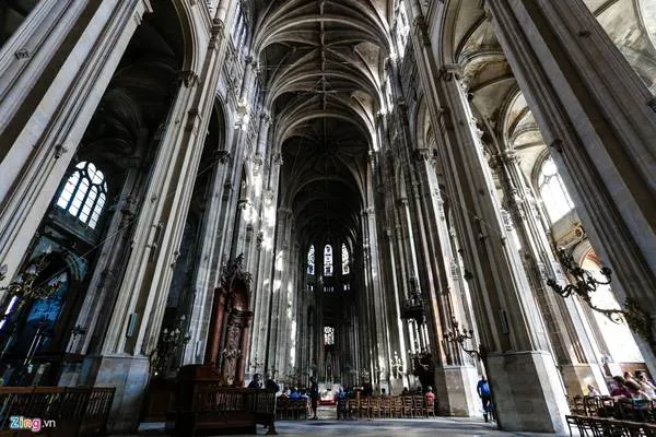 Cột vòm bên trong nhà thờ Saint-Eustache
