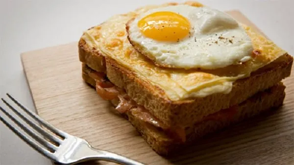 Croque Madame, Pháp: Bánh mì nướng phô mai với trứng ốp la, đậm đà hương vị Pháp. Ảnh: Marcel Aucar.