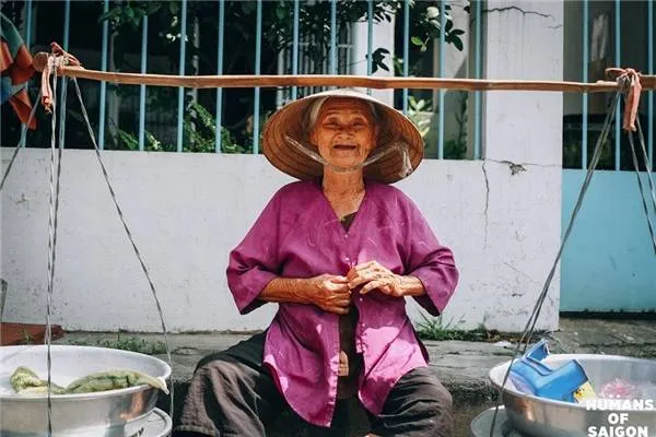Cụ bà bán hàng rong với nụ cười hiền hậu. (Ảnh: Humans of Saigon)