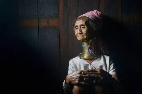 Cụ bà Monu 76 tuổi, người Kayan, hiện đang sống tại Kayah, Myanmar.