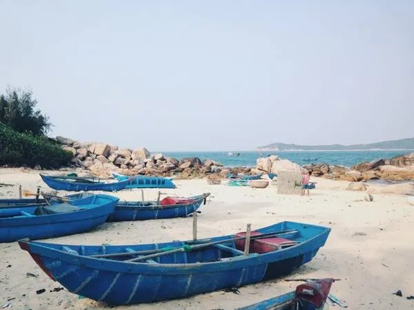 Cù lao Mái nhà được ví như hòn đảo Robinson thuộc xã An Hải, huyện Tuy An, tỉnh Phú Yên. Mặc dù nằm cách đất liền không xa, nhưng chắc chắn đây là điểm tham quan lý thú để khám phá cảnh đẹp hoang sơ ít người biết đến.