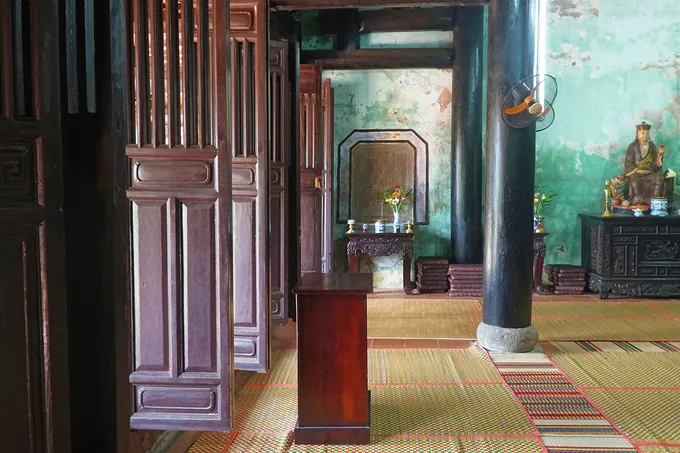 Cửa gỗ ngăn cách chánh điện với bên ngoài.