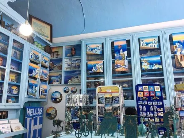 Cửa hàng lưu niệm trên những con phố nhỏ ở Santorini.