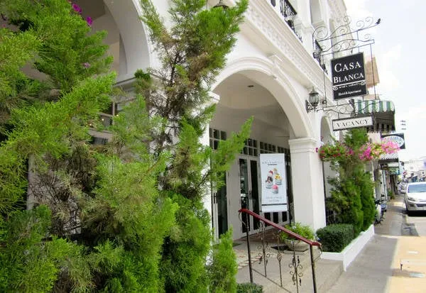 Cửa hàng ở Soi Romanee với những cột mạ vàng. Alt: Cửa hàng ở Soi Romanee với những cột mạ vàng rực rỡ.