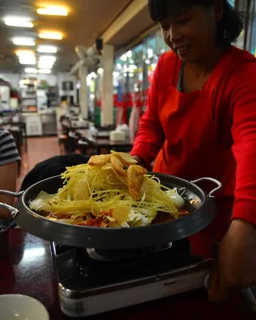 Cửa hàng tteokbokki Mabongnim Halmeoni tại phố Sindang-dong ở Seoul