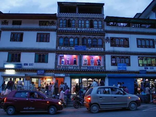 Cửa sổ của một cửa hàng ở Thimphu, Bhutan. Bên trong bày bán các mặt hàng hiện đại, nhưng kiến trúc bên ngoài vẫn mang đậm phong cách truyền thống.