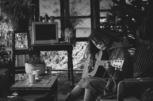 Cửa sổ nhìn ra cảnh quan bên ngoài tại Sunshine Tím
