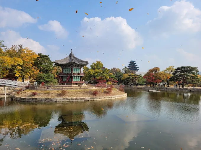 Cung điện Gyeongbokgung trong sắc thu