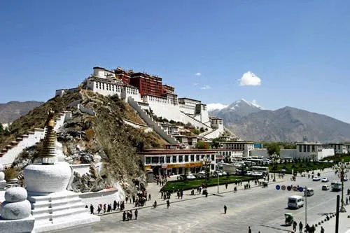 Cung điện Potala nguy nga tráng lệ giữa đất trời Tây Tạng