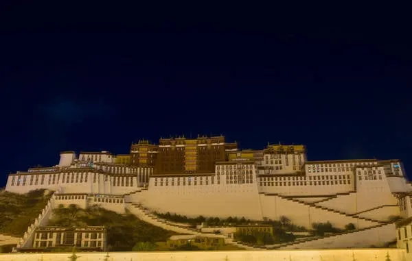 Cung điện Potala về đêm
