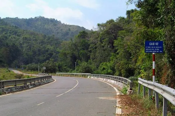 Cung đường đèo uốn lượn quanh co. Ảnh: Long Thái