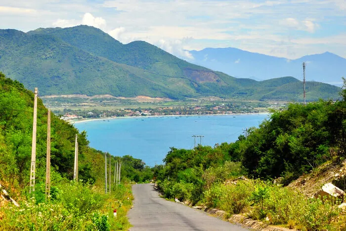 Cung đường ven biển dẫn đến Vịnh Ninh Vân