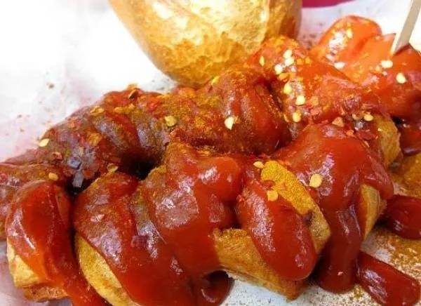 Currywurst là loại xúc xích trứ danh của nước Đức