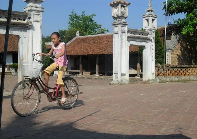 Đá ong - vật liệu xây dựng đặc trưng của Đường Lâm. Ảnh: Đinh Luyện