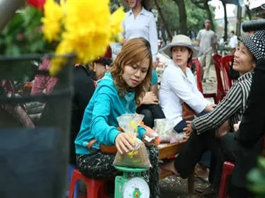 Đá quý được bày bán tại chợ Lục Yên
