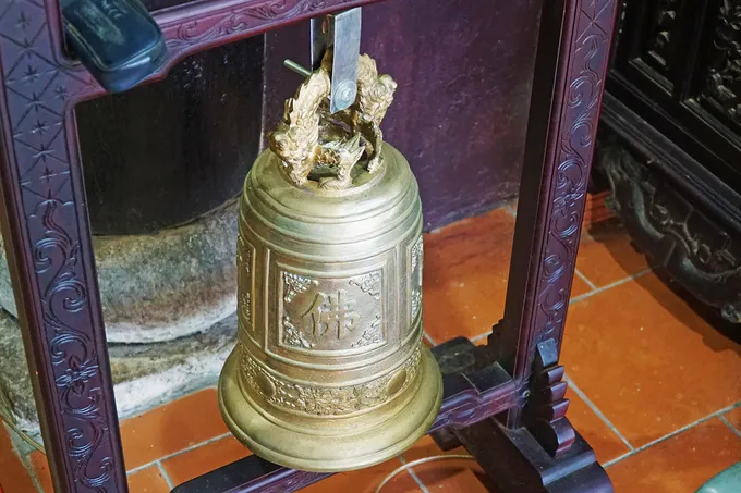 Đại hồng chung có hình rồng.