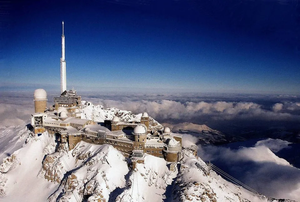 Đài quan sát Pic du Midi de Bigorre trên đỉnh núi Pyrenees, Pháp