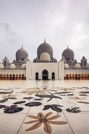 Đại thánh đường Sheikh Zayed, Abu Dhabi: Đại thánh đường Sheikh Zayed ở Abu Dhabi, UAE, là một trong những thánh đường Hồi giáo lớn nhất và đẹp nhất thế giới.