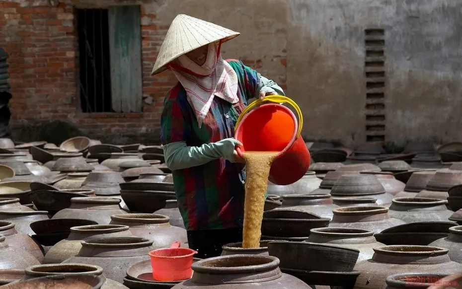 Đảo tương trong chum. Ảnh: Báo Nhân dân.