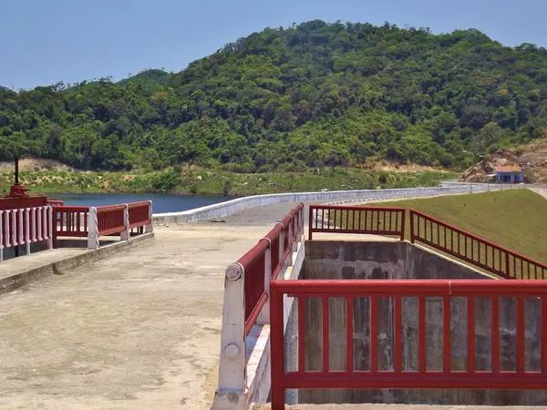 Đập ngăn nước của hồ Tiên Du. Ảnh: Dan Baldini