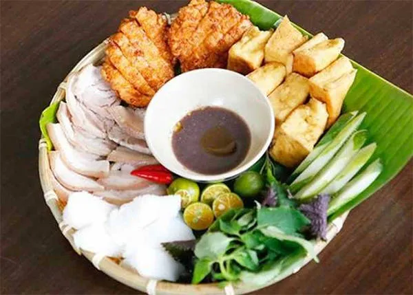 Đậu phụ rán vàng giòn, mềm béo bên trong là linh hồn của món bún đậu mắm tôm