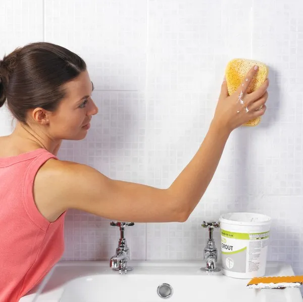 Dấu tay của bé trên tường