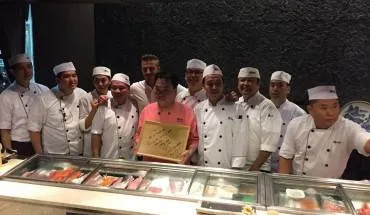David Beckham khoe ảnh dùng sushi ở nhà hàng Nhật Bản Kuriya tại Singapore
