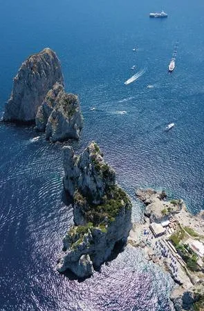 Dãy núi đá nổi tiếng Faraglioni vùng Địa Trung Hải, Capri, Italy