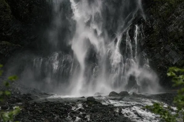 Dãy núi hùng vĩ tại Alaska