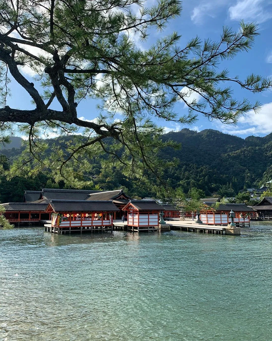 Đền Itsukushima nổi trên mặt nước khi thủy triều lên