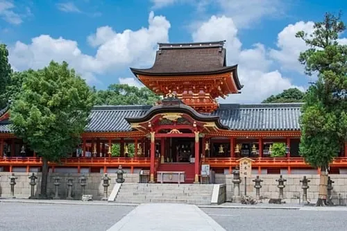 Đền Iwashimizu Hachimangu, nơi có rừng tre được sử dụng làm dây tóc bóng đèn đầu tiên. Ảnh: Patrick Vierthaler/Flickr.