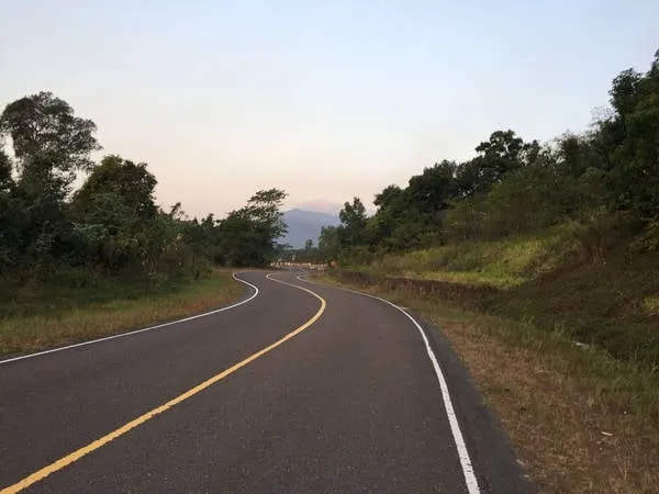 Đèo Bokor là con đèo khá đẹp với nhiều khúc uốn lượn quanh co.