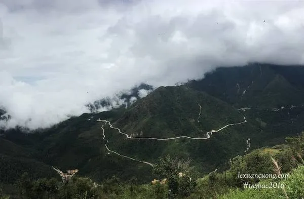 Đèo Ô Quy Hồ chìm trong sương mù huyền ảo.