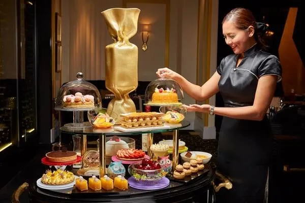 Dessert trolley tại Joël Robuchon