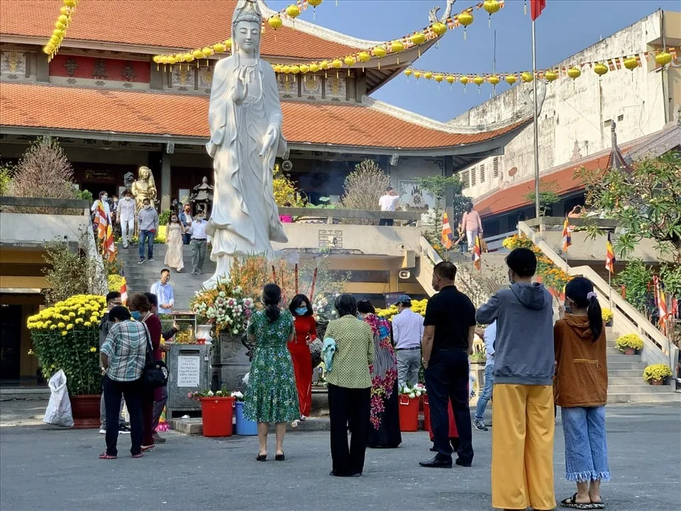 Đi chùa đầu năm. Ảnh: Báo Lao động.