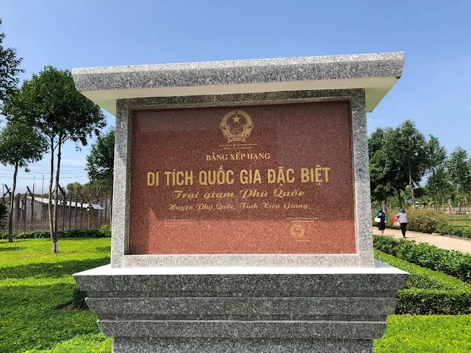 Di tích quốc gia đặc biệt. Alt: Khuôn viên nhà tù Phú Quốc với hàng rào kẽm gai