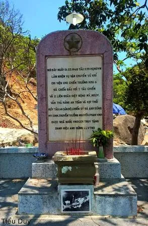 Di tích Tàu Không Số tại Hòn Hèo. Ảnh: Tiểu Duy