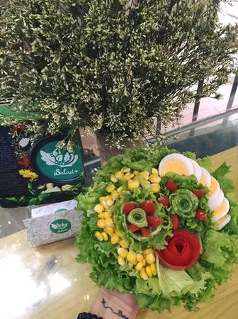 Đĩa salad gà xé đầy ắp rau củ tươi ngon tại iSalad+. Ảnh: FB iSalad +