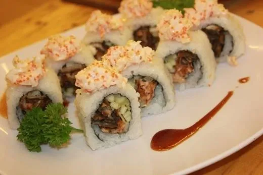 Đĩa sushi tươi ngon, hấp dẫn.