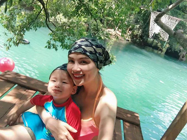Diễm Hương và con trai tắm suối nước Moọc.
