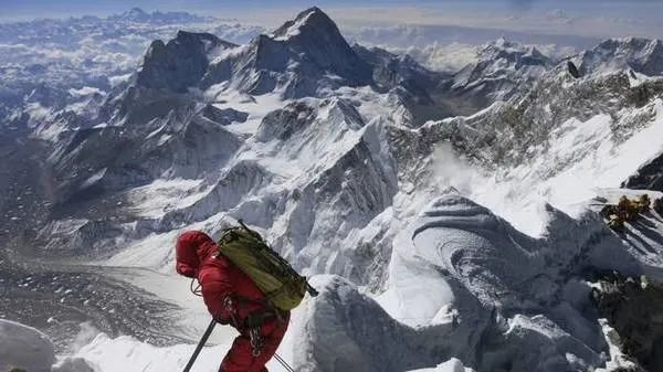 Đỉnh Everest, nóc nhà thế giới, thuộc dãy Himalaya, nằm giữa biên giới Nepal và Tây Tạng. Đây là ngọn núi cao nhất thế giới với độ cao 8.848m so với mực nước biển, thu hút hàng trăm người chinh phục mỗi năm nhưng cũng là nơi nhiều người bỏ mạng.