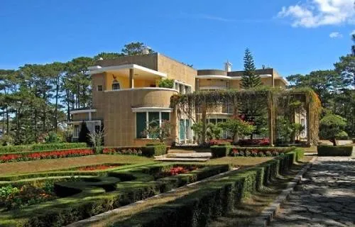 Dinh II - Đà Lạt, Lâm Đồng: Tòa lâu đài tráng lệ với 25 phòng được bài trí sang trọng, nằm giữa đồi thông xanh bạt ngàn. Ảnh: ST.