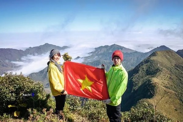 Đỉnh Lùng Cúng với biển mây