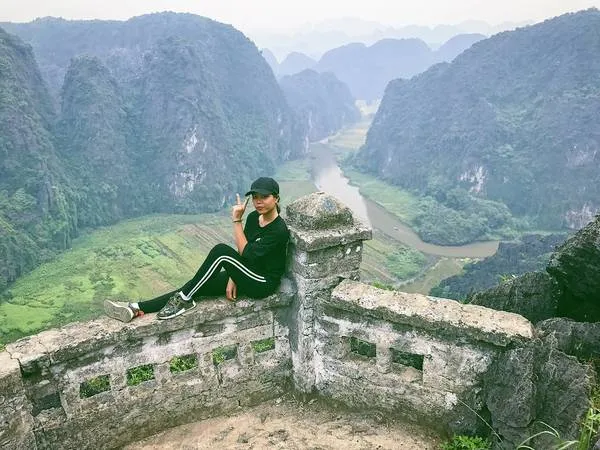 Đỉnh núi Múa với tầm nhìn bao quát toàn cảnh danh lam thắng cảnh Ninh Bình.